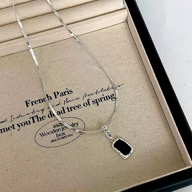 black-pendant-necklace_1320_c0e7.webp