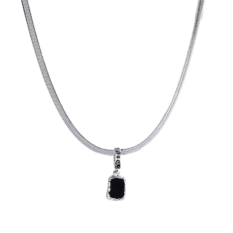 black-pendant-necklace_1320_c0e7.webp