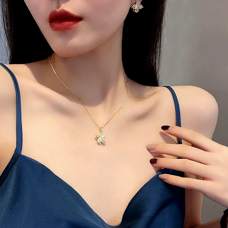 gold-crystal-flower-necklace_1320_c6xv.webp