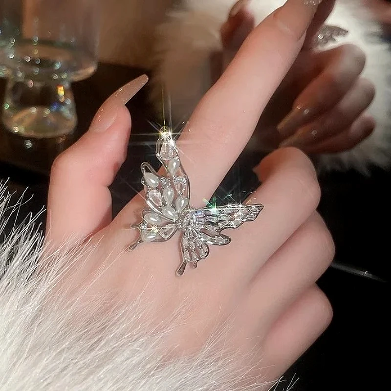 pearl-butterfly-statement-ring_1320_1xct.webp